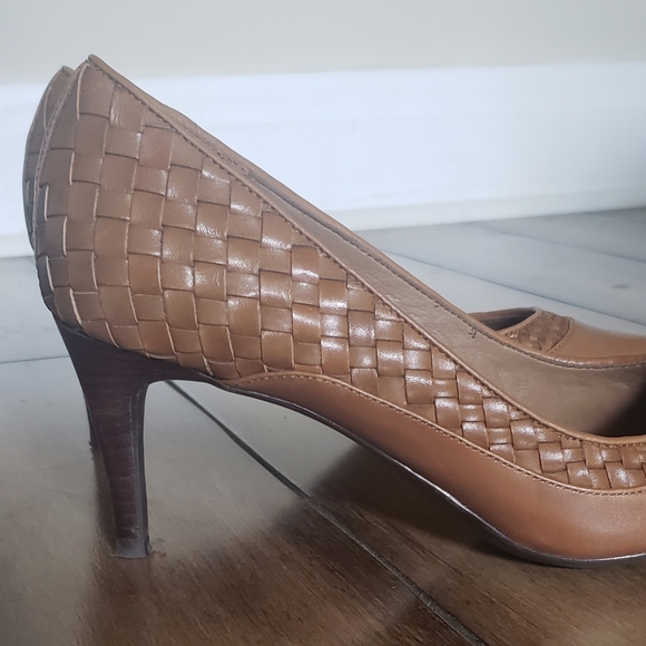 Joan and David luxe series leather shoes - Picture 2 of 8